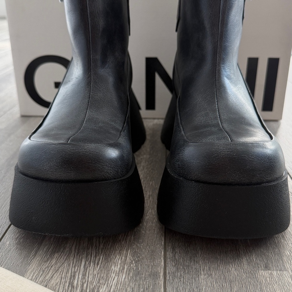 New in Box Size 39 Women’s Ganni
Kat Low Vintage Ankle Boots - Picture 6 of 17